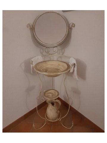 Porta catino in ferro battuto completo di ceramiche e specchio