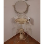 Porta catino in ferro battuto completo di ceramiche e specchio