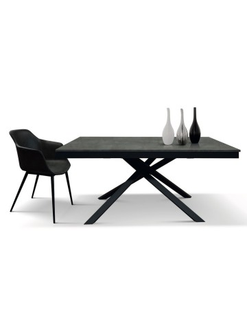 Tavolo allungabile base in metallo e piano finitura in acciaio ossidato