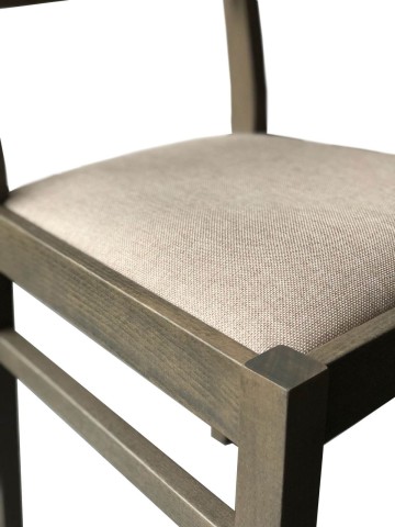 Sedia in legno massello seduta