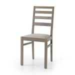 Sedia in legno massello seduta