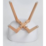 Sedia in propilene bianca e gambe in legno naturale