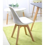 Sedia in propilene bianca e gambe in legno naturale