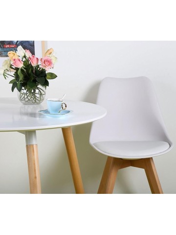 Sedia in propilene bianca e gambe in legno naturale