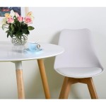 Sedia in propilene bianca e gambe in legno naturale