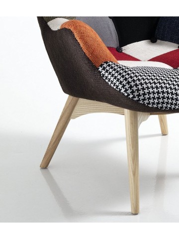 Poltrona moderna patchwork con gambe in legno