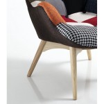 Poltrona moderna patchwork con gambe in legno