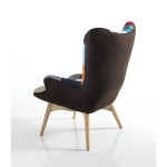 Poltrona moderna patchwork con gambe in legno