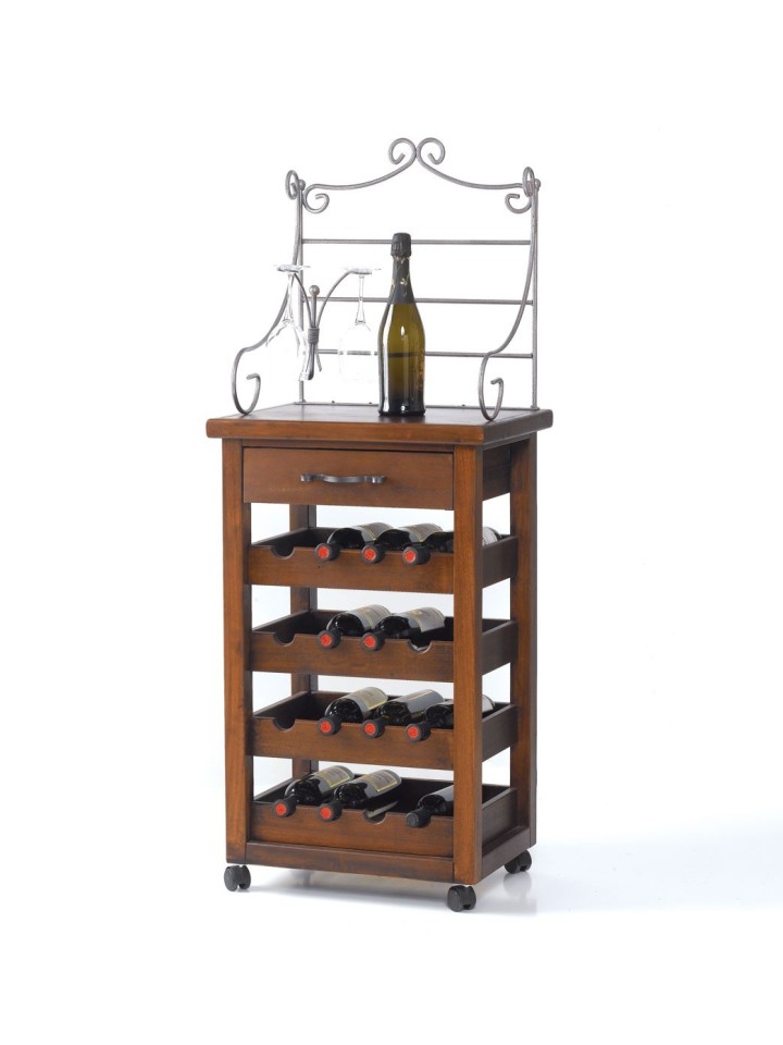 Cantinetta con piano degustazione.