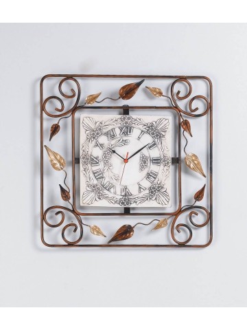 Orologio quadrato in ferro battuto decorato con foglie