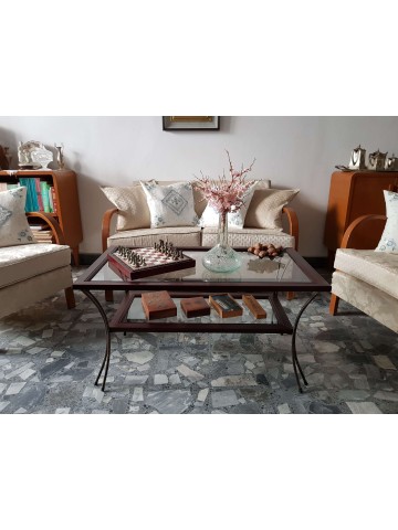 Tavolino da salotto in legno con piedi in ferro e ripiani in vetro