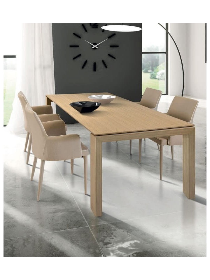 Tavolo in legno naturale allungabile