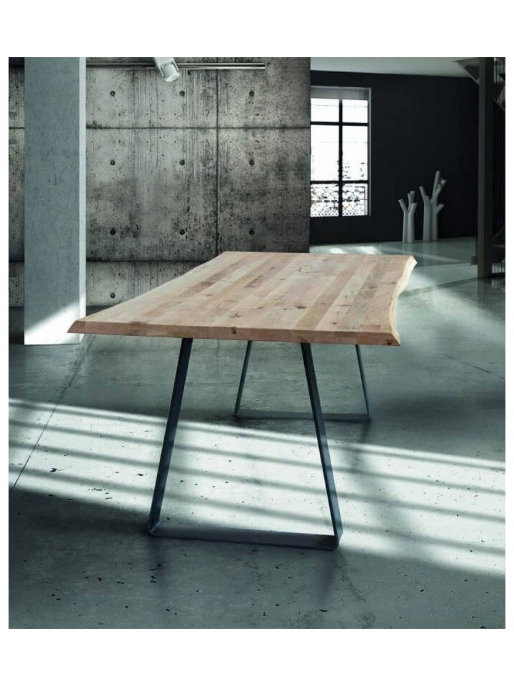 Tavolo in legno con gambe metallo